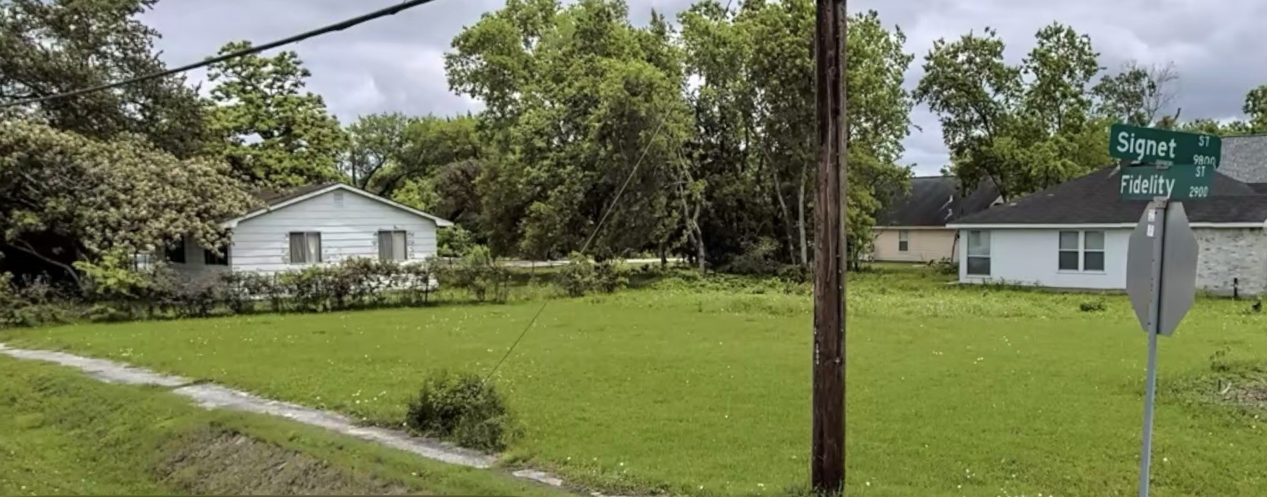 9803 Signet Street Houston, TX 77029 - Photo 1 of 3 a house view with a garden space
