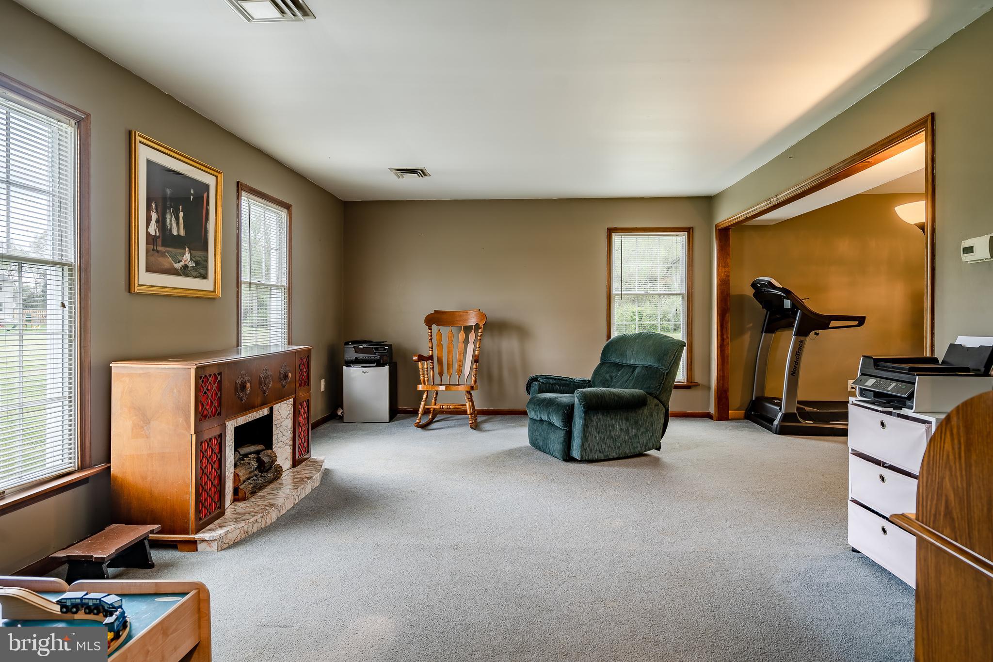 332 Beasley Neck Road Salem, NJ 08079 - Photo 4 of 35 Spacious Living Room