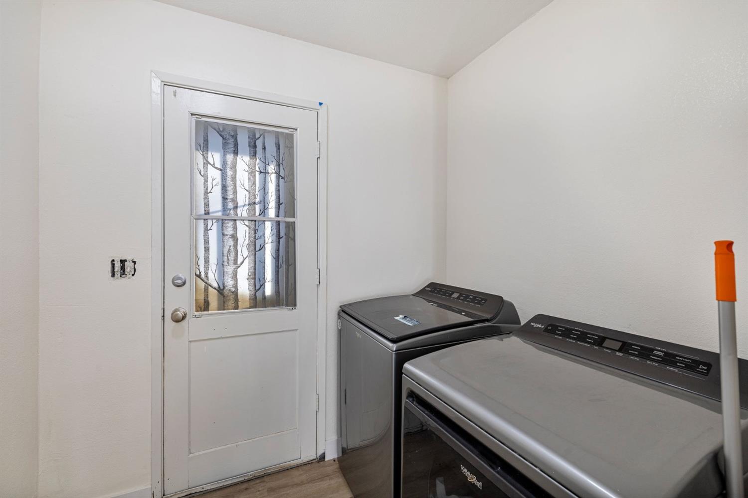 784 Sunnyside Avenue Clovis, CA 93611 - Photo 11 of 28 a utility room with dryer and washer