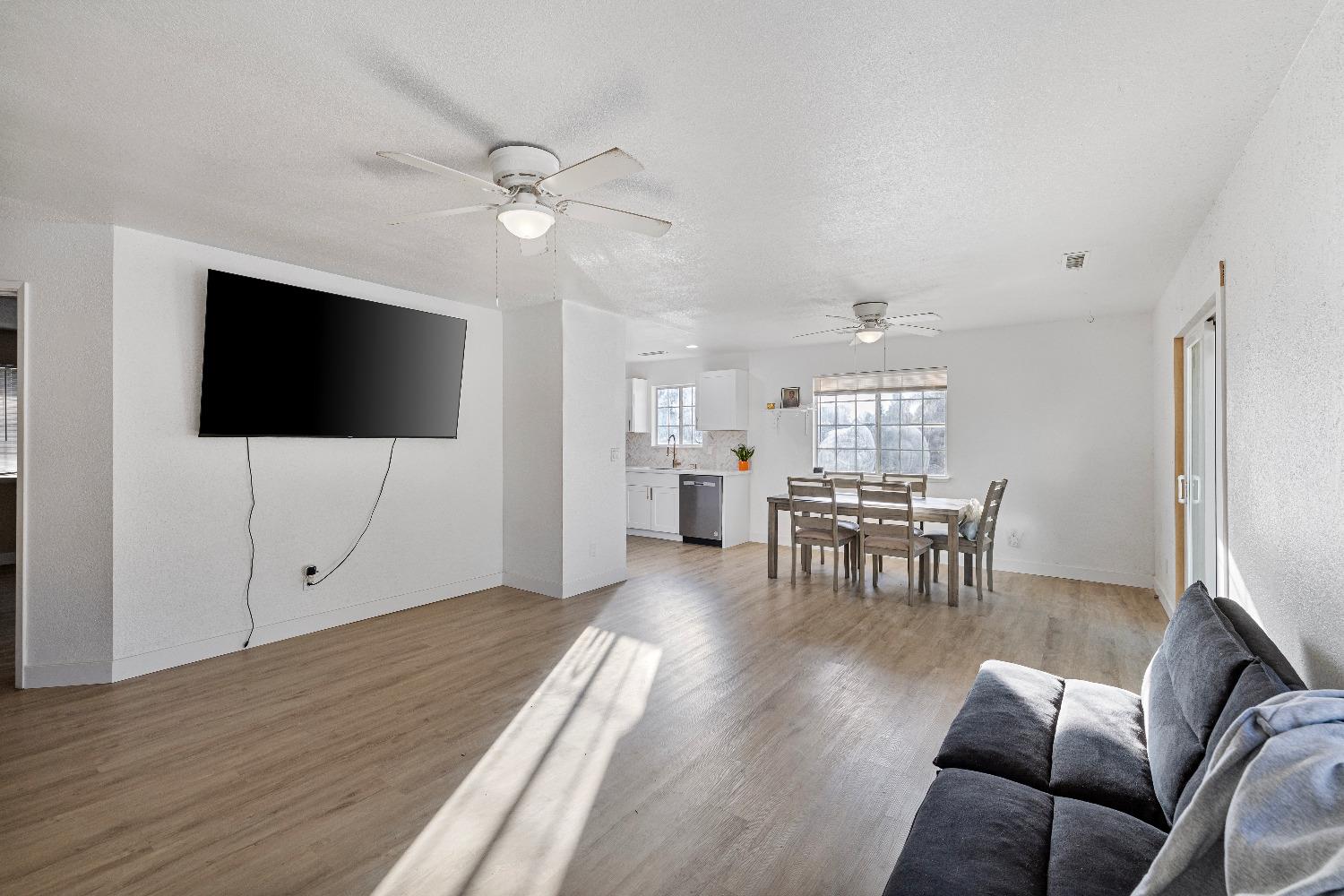 784 Sunnyside Avenue Clovis, CA 93611 - Photo 5 of 28 a living room with furniture and a flat screen tv