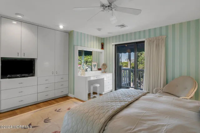 a view of entryway with a front door