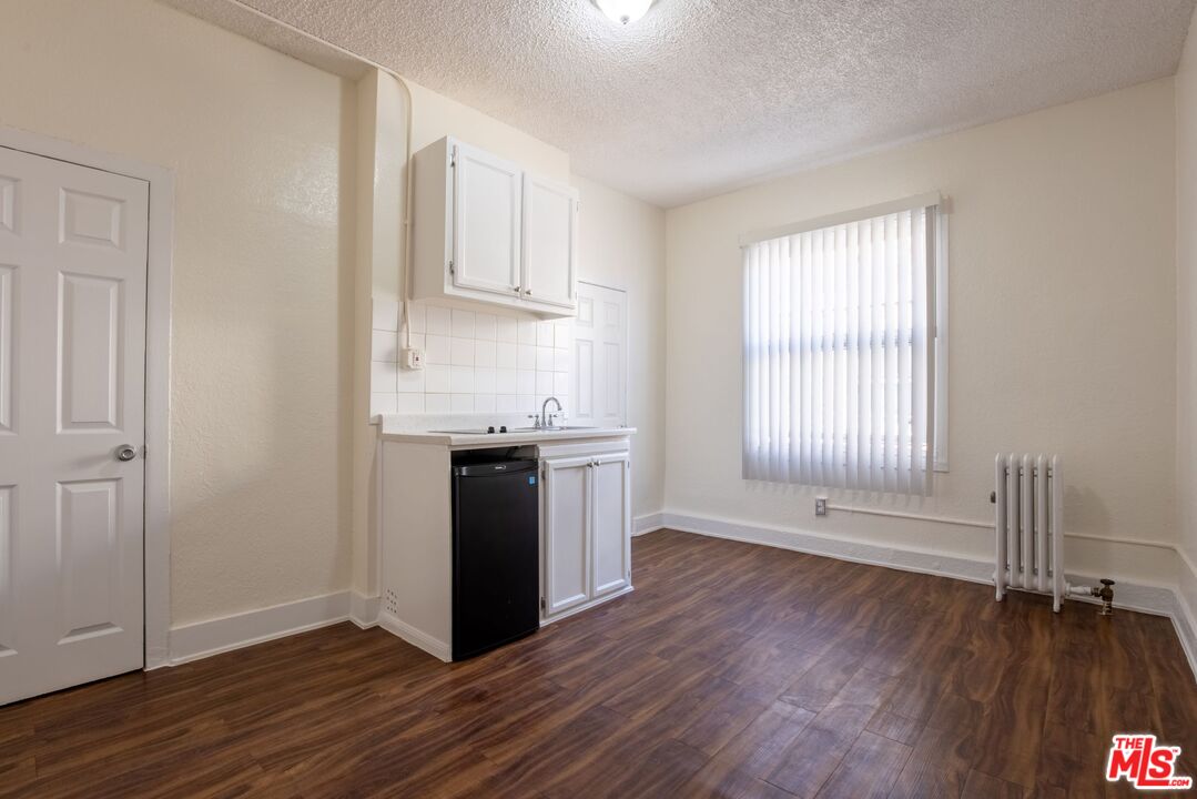 729 South Union Avenue, Unit 207 Los Angeles, CA 90017 - Photo 2 of 19 an empty room with wooden floor and window