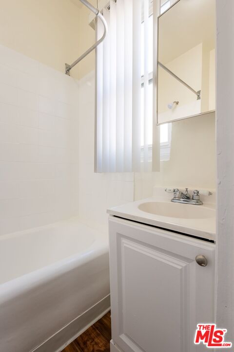 729 South Union Avenue, Unit 207 Los Angeles, CA 90017 - Photo 6 of 19 a bathroom with a sink and a bathtub