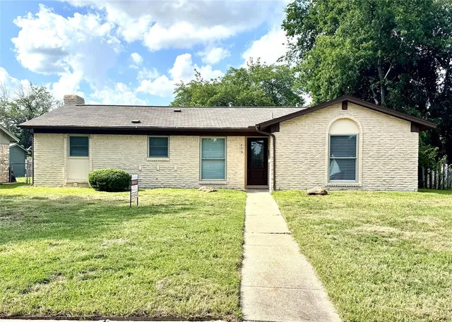 $2,100 | 809 Milky Way, Garland, TX 75040