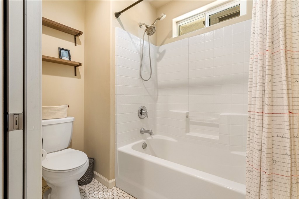 10825 Colorado Road Atascadero, CA 93422 - Photo 20 of 35 a bathroom with a toilet and a bathtub