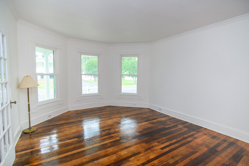 23482 Saxis Road Sanford, VA 23426 - Photo 5 of 37 Living Room