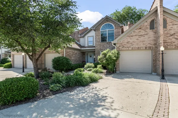$525,000 | 1916 Ashbury Lane, Unit A, Inverness, IL 60067
