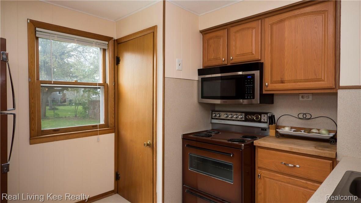 2379 Rosemont Road Berkley, MI 48072 - Photo 8 of 12 P1090010-2.jpg