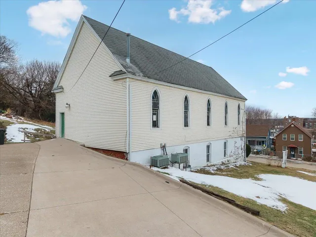 a view of a house with backyard