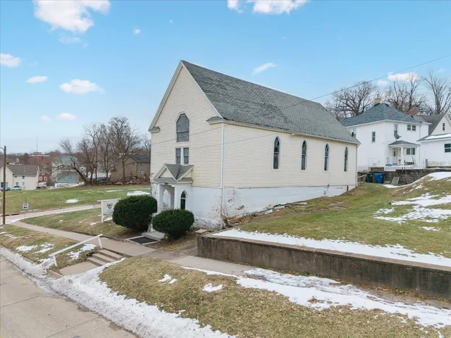 a view of a house with backyard and sitting area