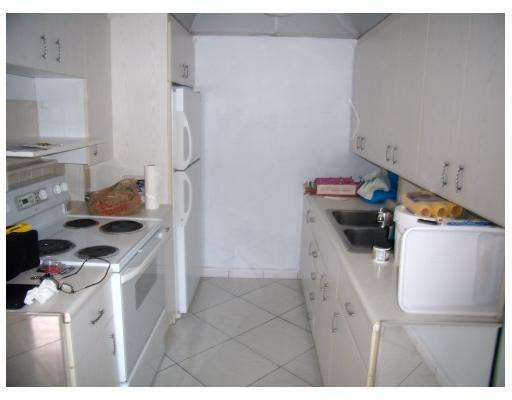 4012 Guildford East, Unit 4012 Boca Raton, FL 33434 - Photo 3 of 10 Kitchen