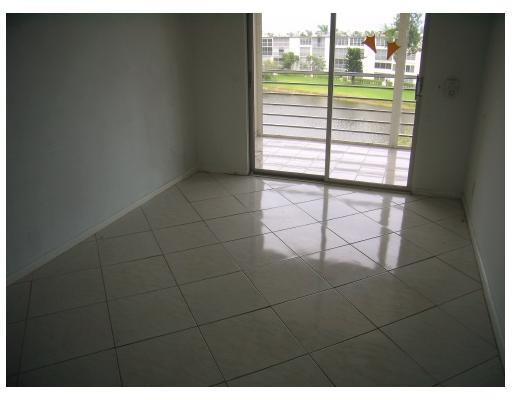 4012 Guildford East, Unit 4012 Boca Raton, FL 33434 - Photo 6 of 10 Den/Family/Great Room