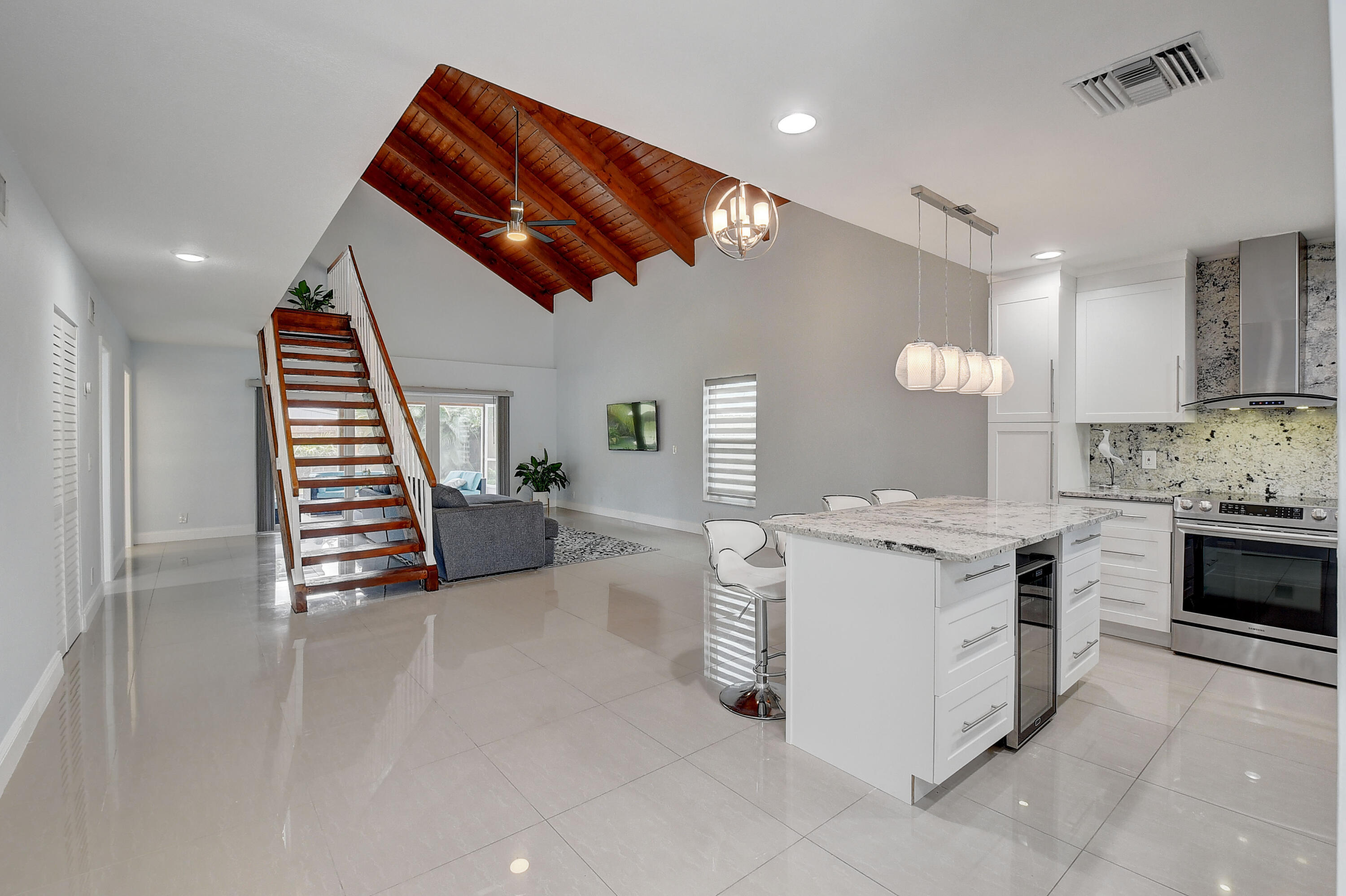 2424 Southridge Road Delray Beach, FL 33444 - Photo 4 of 37 05_dsc_5138_39_40_41_42