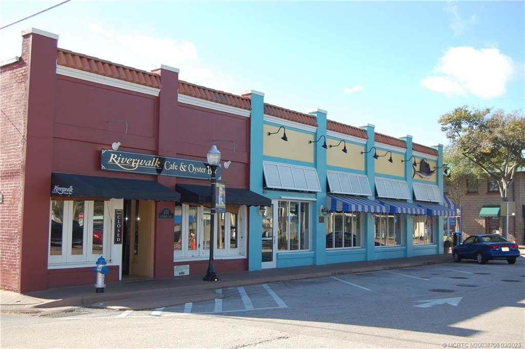 1881 Southwest Palm City Road, Unit H201 Stuart, FL 34994 - Photo 33 of 33 a view of a brick building with a large tree