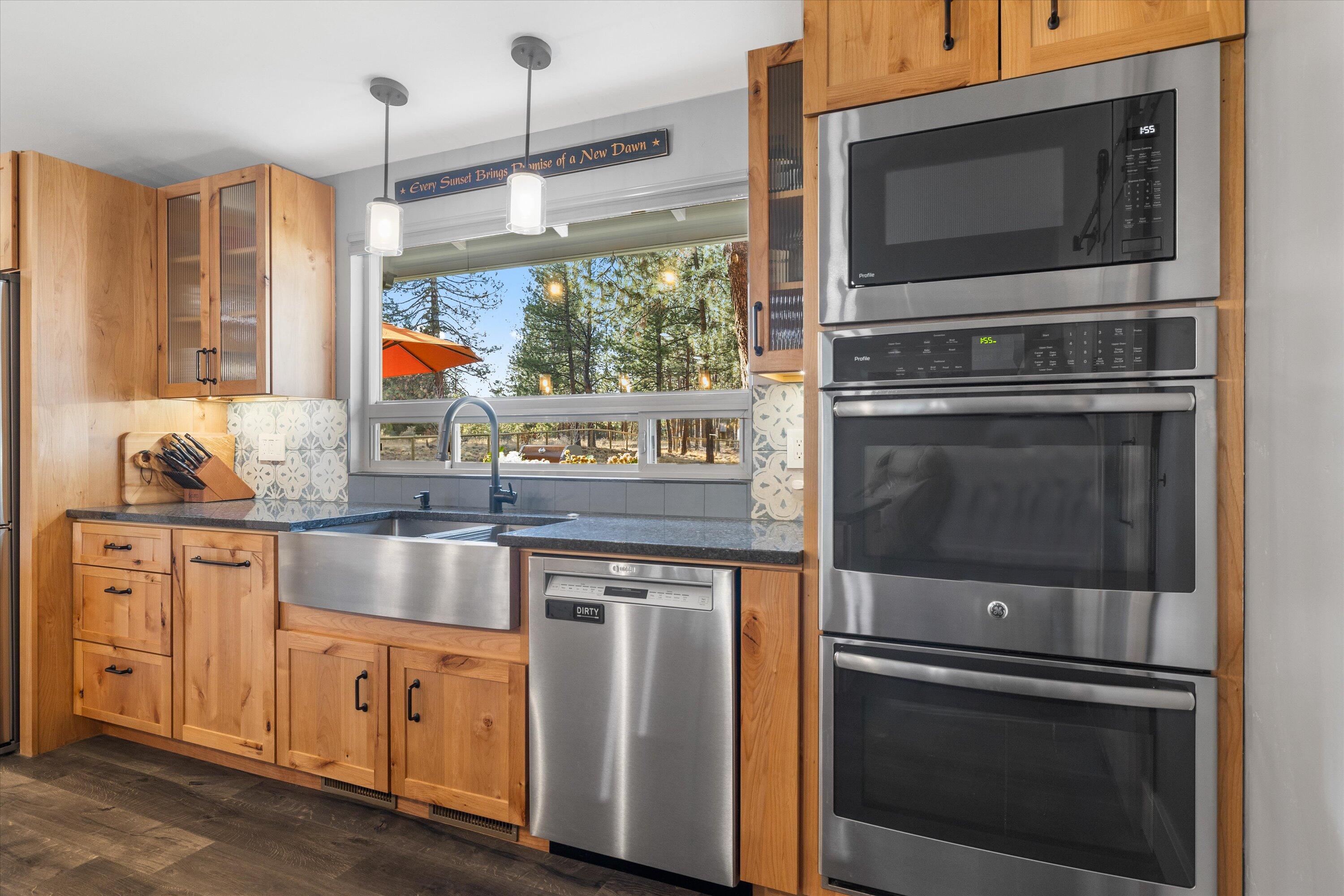 60095 East Ridgeview Drive Bend, OR 97702 - Photo 4 of 45 06-20231121 JILL ROSELL-22