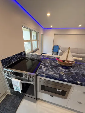 $2,600 | 901 South Surf Road, Unit 306, Hollywood, FL 33019