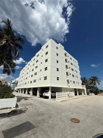 $2,600 | 901 South Surf Road, Unit 306, Hollywood, FL 33019