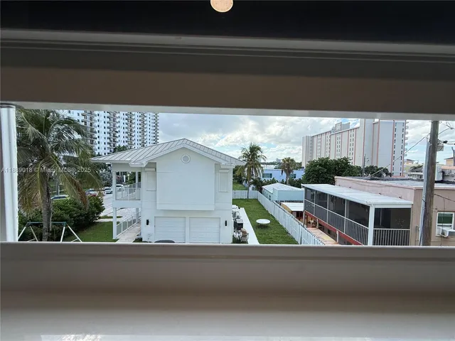 $2,600 | 901 South Surf Road, Unit 306, Hollywood, FL 33019