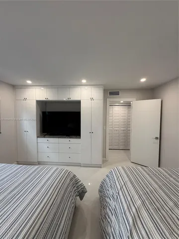 $2,600 | 901 South Surf Road, Unit 306, Hollywood, FL 33019