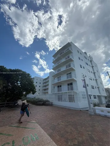 $2,600 | 901 South Surf Road, Unit 306, Hollywood, FL 33019