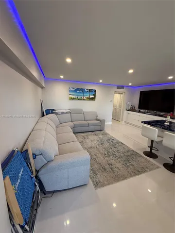 $2,600 | 901 South Surf Road, Unit 306, Hollywood, FL 33019