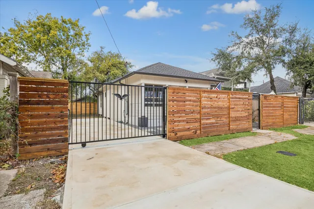 $2,200 | 437 North Everton Street, Houston, TX 77003
