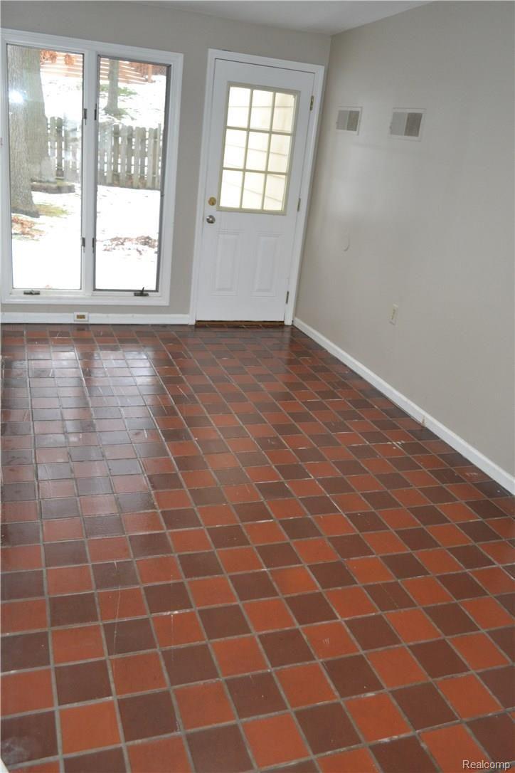 971 Brighton Lake Road Brighton, MI 48116 - Photo 17 of 21 3 season room