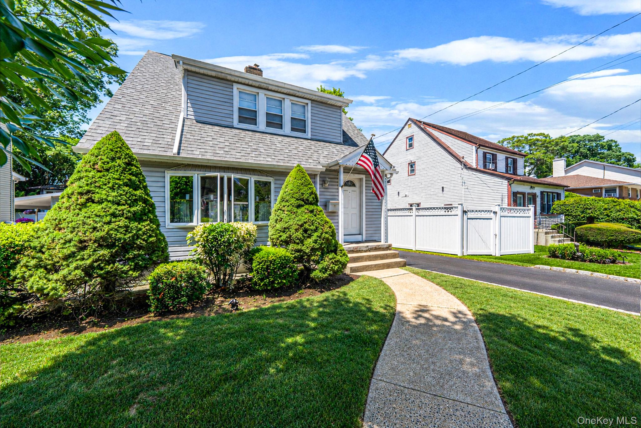 33 Sherman Street Merrick, NY 11566 - Photo 2 of 27