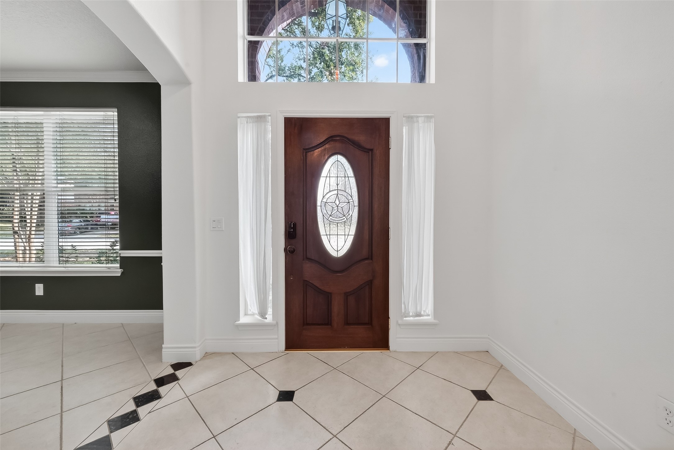 19715 Azalea Brook Way Houston, TX 77084 - Photo 7 of 48 Grand entry with natural light