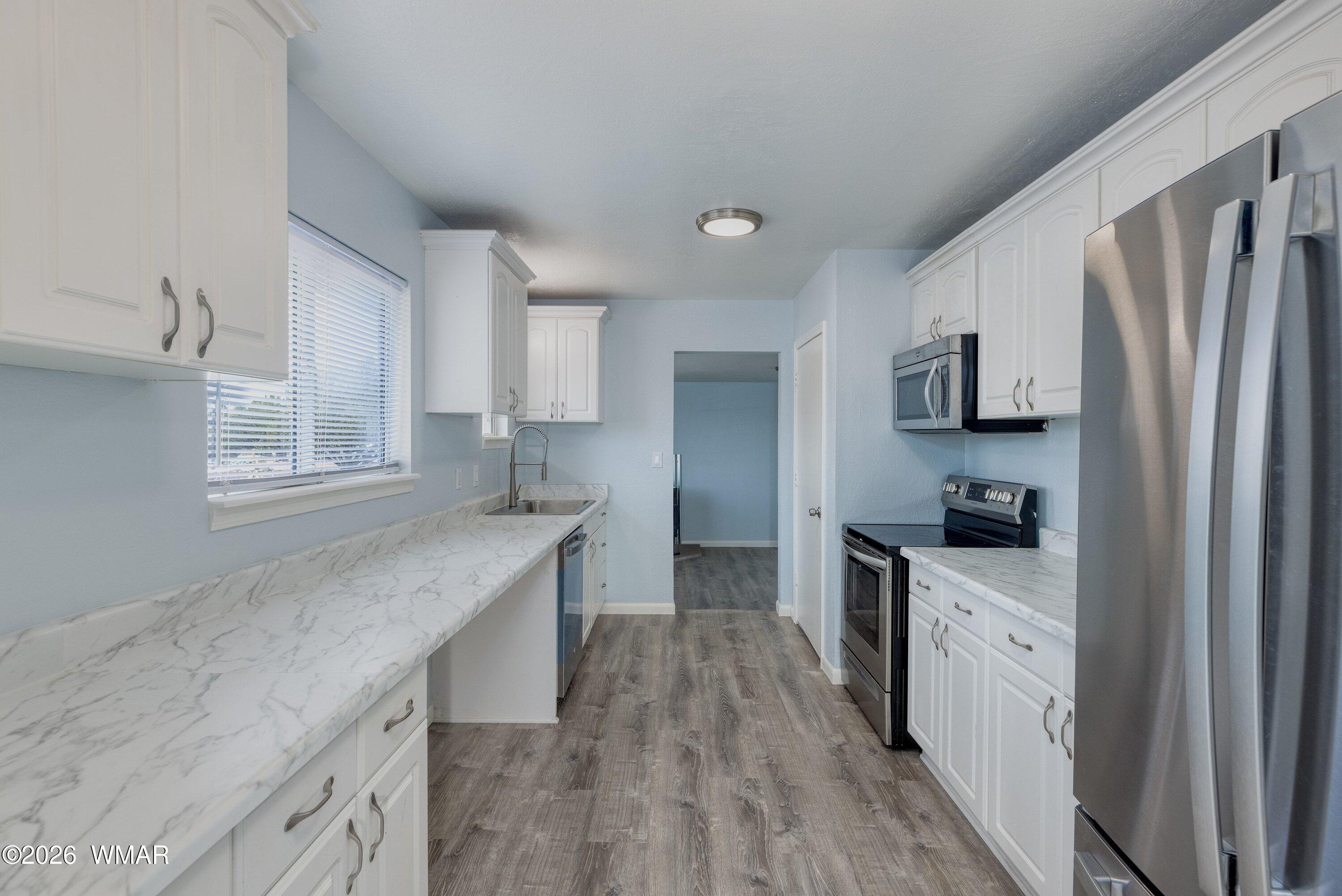 1075 Rim View Drive Show Low, AZ 85901 - Photo 5 of 22 Kitchen
