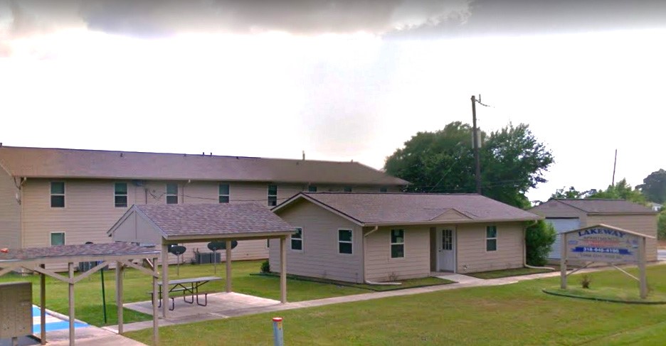 522 Oak Street Zwolle, LA 71486 - Photo 2 of 7 a front view of a house with garden