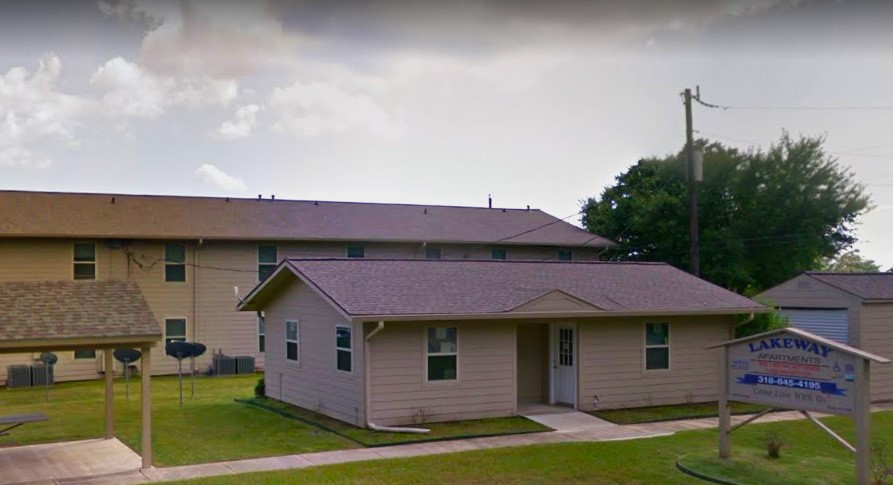 522 Oak Street Zwolle, LA 71486 - Photo 3 of 7 a front view of a house with garden