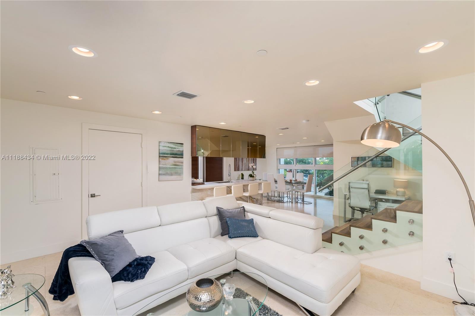 400 Alton Road, Unit TH4A Miami Beach, FL 33139 - Photo 14 of 38 a living room with furniture