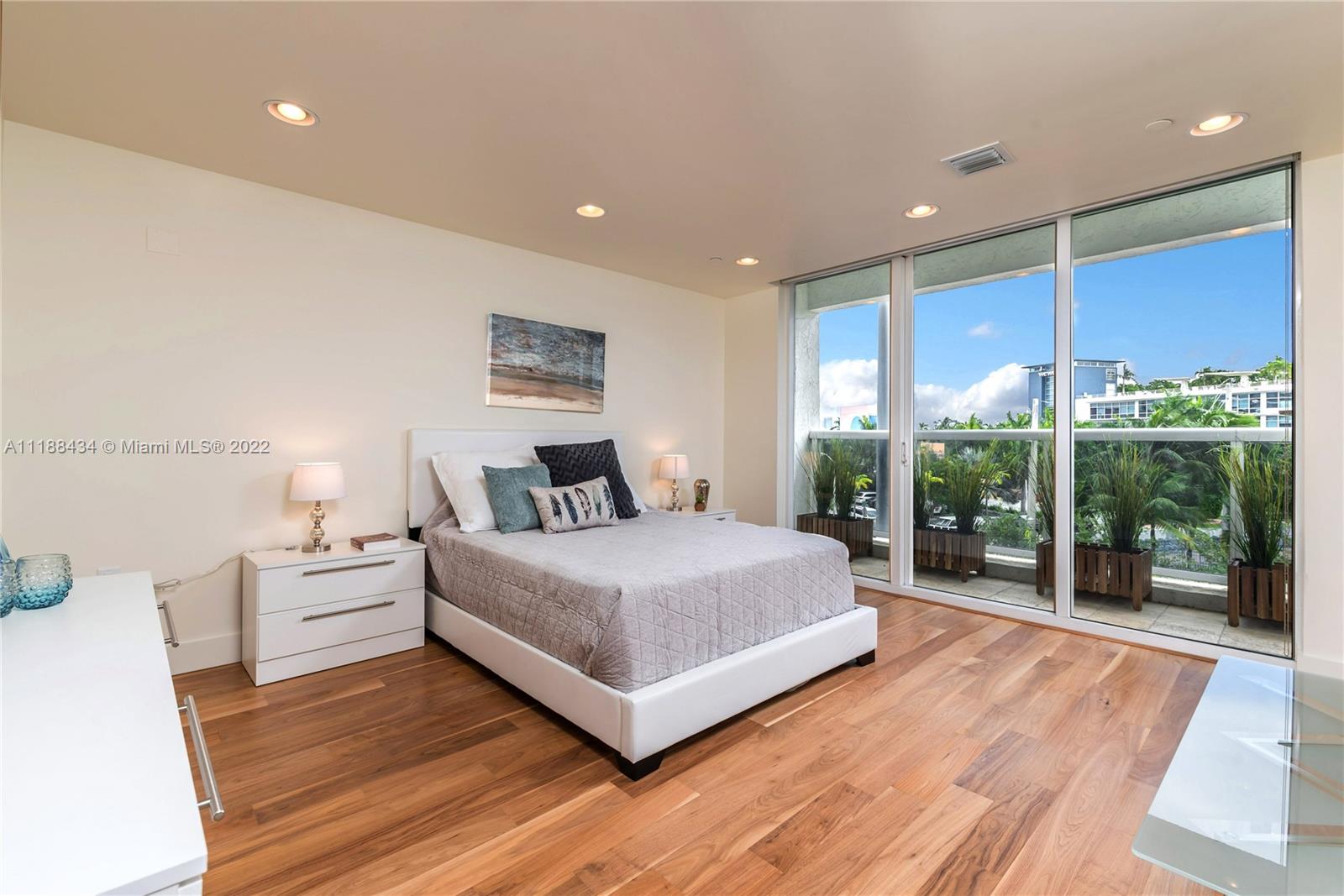 400 Alton Road, Unit TH4A Miami Beach, FL 33139 - Photo 21 of 38 a bedroom with a large bed and a large window