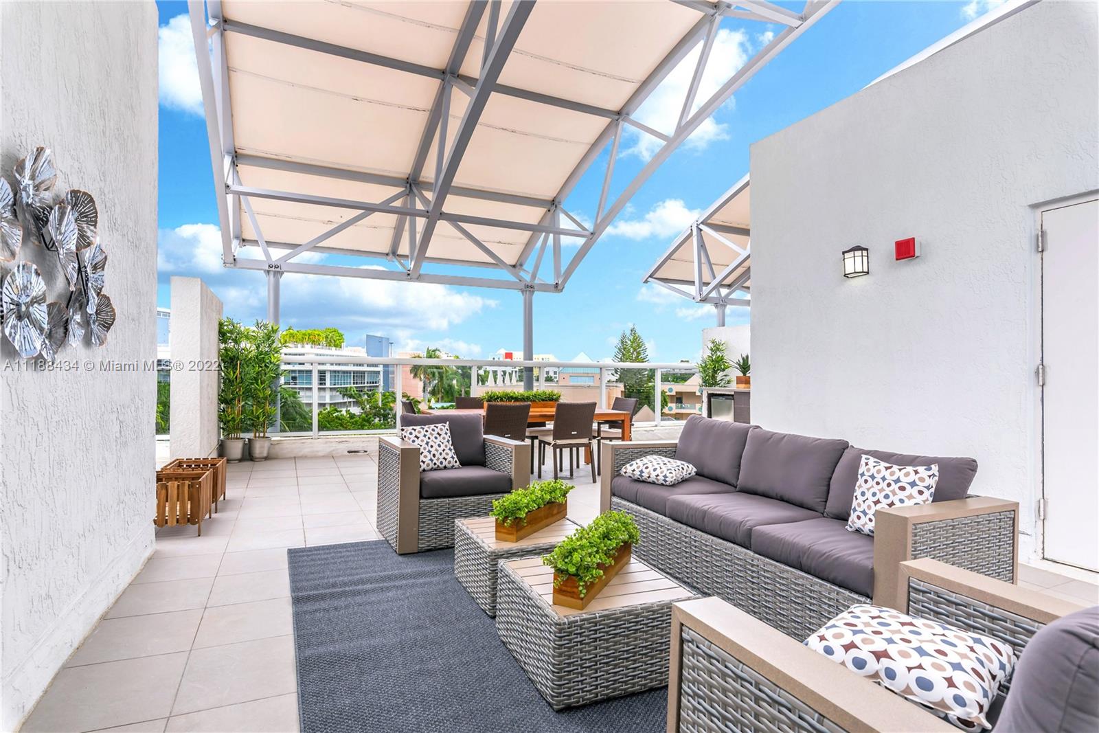 400 Alton Road, Unit TH4A Miami Beach, FL 33139 - Photo 3 of 38 a living room with furniture and a large window