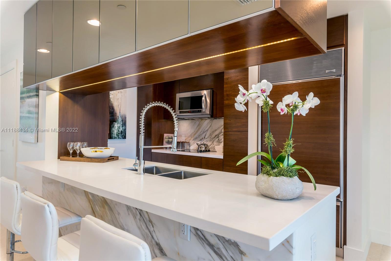 400 Alton Road, Unit TH4A Miami Beach, FL 33139 - Photo 9 of 38 a kitchen with a sink and a potted plant