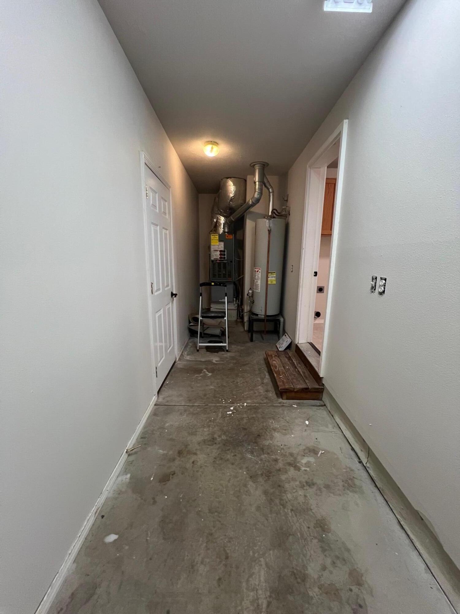 629 Deer Ridge Court Madras, OR 97741 - Photo 32 of 39 a view of a hallway with seating area