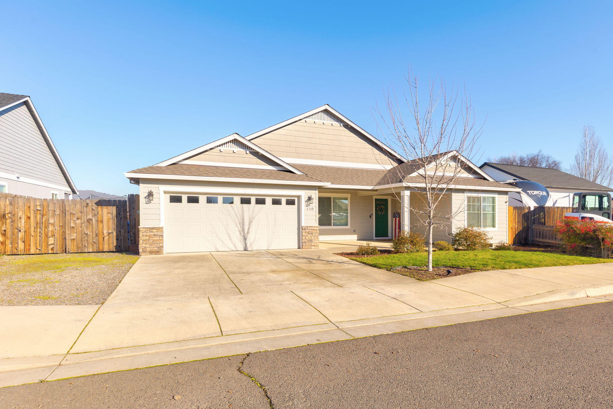 110 Linton Way Eagle Point, OR 97524 - Photo 25 of 41 a front view of a house with a yard
