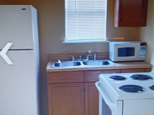 $385 | 104 South Meerscheidt Street, Unit 2, Dilley, TX 78017