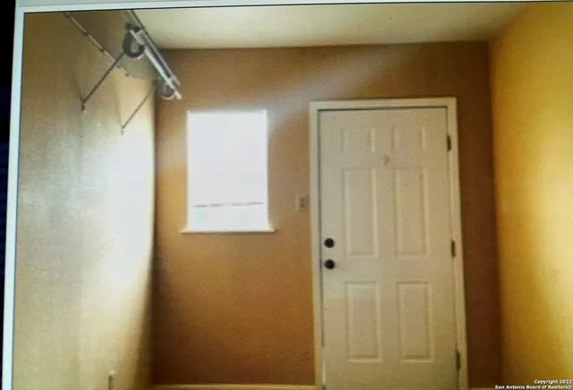 $385 | 104 South Meerscheidt Street, Unit 2, Dilley, TX 78017