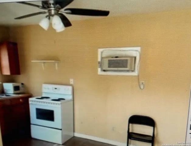 $385 | 104 South Meerscheidt Street, Unit 2, Dilley, TX 78017