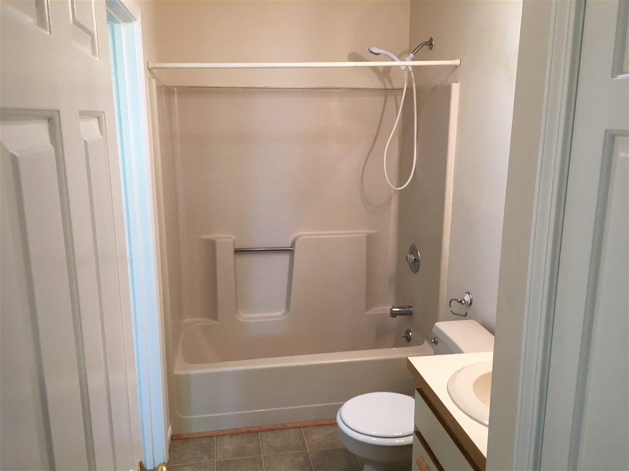282 Winding Pond Road, Unit 282 Londonderry, NH 03053 - Photo 13 of 26 Gallery Image 13