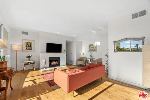 $950,000 | 11535 Rochester Avenue, Unit 302, Los Angeles, CA 90025