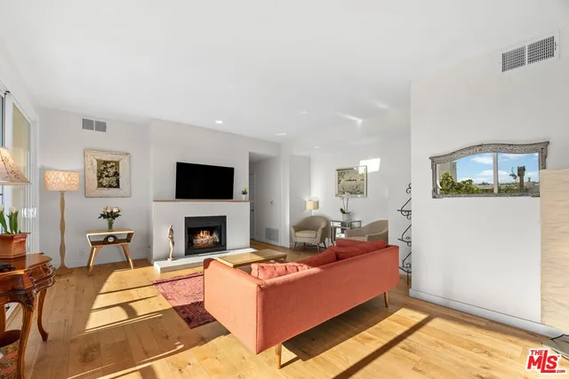 $950,000 | 11535 Rochester Avenue, Unit 302, Los Angeles, CA 90025