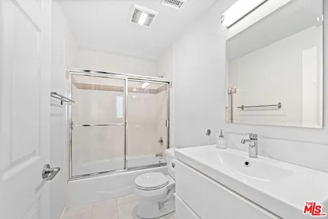 $950,000 | 11535 Rochester Avenue, Unit 302, Los Angeles, CA 90025