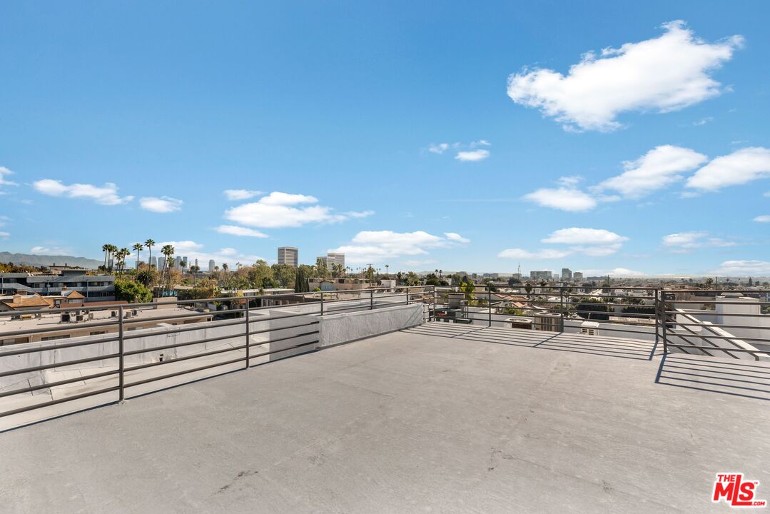 11535 Rochester Avenue, Unit 302 Los Angeles, CA 90025 - Photo 23 of 28 a view of a terrace