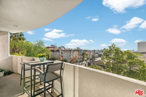 $950,000 | 11535 Rochester Avenue, Unit 302, Los Angeles, CA 90025