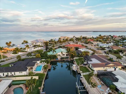 $2,875,000 | 664 Key Royale Drive, Holmes Beach, FL 34217
