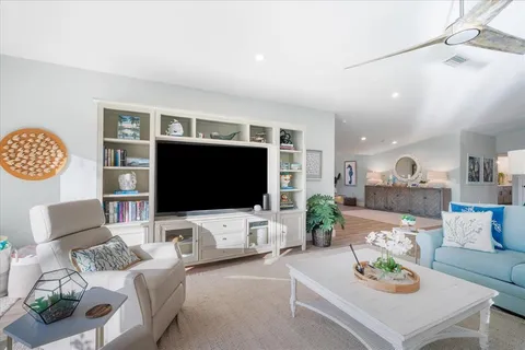 $2,875,000 | 664 Key Royale Drive, Holmes Beach, FL 34217