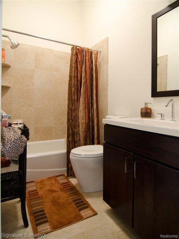 6060 North Rochester Road Rochester, MI 48306 - Photo 21 of 25 6060 N Roch_Guest Bath.jpg